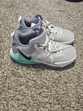 Nike Witness VII Sneakers